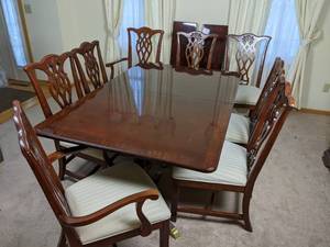 lot 10 image: Classic Dining Room Table with 8 Chairs