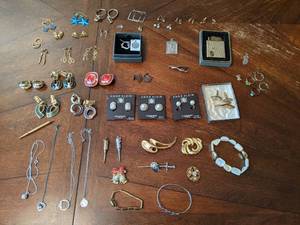 lot 169 image: Collection of Jewelry Costume & Real, Rings, Bracelets, Pendants, Cuff Links, Swarovski, Vintage LighterMusic Box