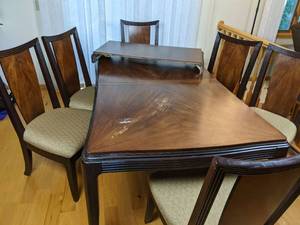 lot 39 image: Handsome Dining Room Table and 6 Chair Set