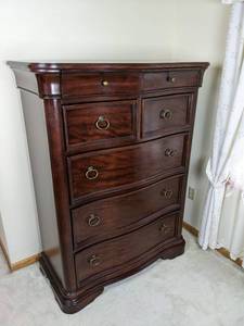 lot 5 image: Elegant Real Wood 7-Drawer Dresser