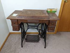 lot 11 image: Antique 1904 Singer Sewing Machine and Cabinet with Sewing Accessories