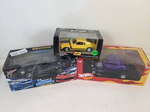 lot 68 image: (3) Die-Cast Model Cars (Muscle Machines, Hot Wheels Classics, Maisto)