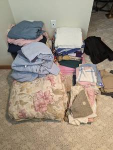 lot 86 image: Assorted Bedding and Towels