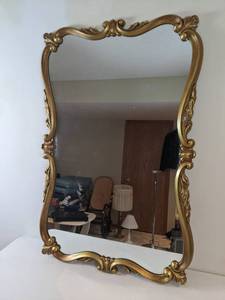 lot 90 image: Lovely Ornate Wall Mirror