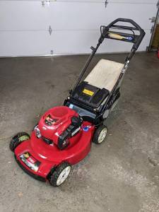 lot 6 image: Toro 22in Briggs and Stratton Personal Space Lawn Mower and Bagger