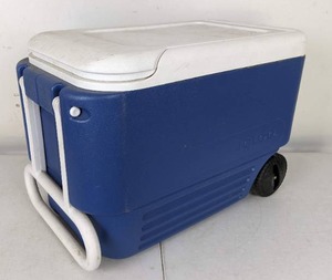 lot 37 image: Igloo Chest Cooler with Wheels