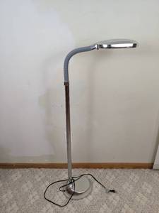 lot 118 image: Silver Adjustable Floor Lamp with Fluorescent Light