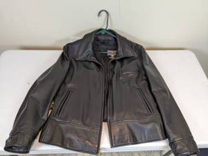 lot 188 image: Wilsons Leather Womens Zip Front Leather Jacket, Size XXL
