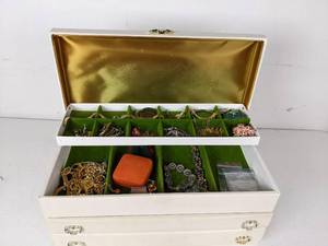 lot 189 image: Vintage White Jewelry Box with Costume Jewelry