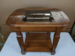 lot 146 image: Beautiful Vintage Table wGlass Top