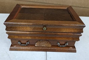 lot 219 image: Vintage Rosalco Wood Jewelry Box