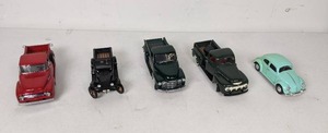 lot 250 image: (5) Die Cast Vintage Cars and Trucks