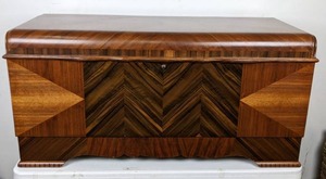 lot 7 image: Gorgeous Vintage Cedar Chest by Lane