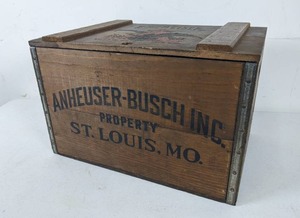 lot 32 image: Vintage Anheuser-Busch Budweiser Wood Crate with Hinge Lid
