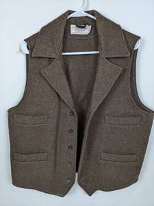 lot 51 image: A Genuine Filson Garment Mens Size Large Wool Vest