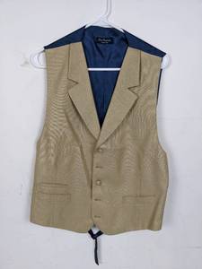 lot 288 image: Mens Paul Frederick Vest, Made in Chile