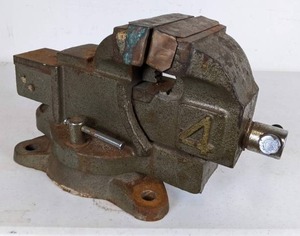 lot 305 image: Shop Bench Vise