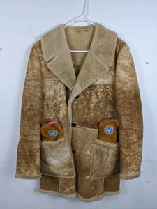 lot 319 image: Beautiful Womens Leather Coat w Leather Gloves w Hand Beaded Design