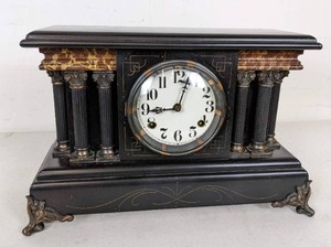 lot 328 image: Beautifully Decorated Antique Mantle Clock