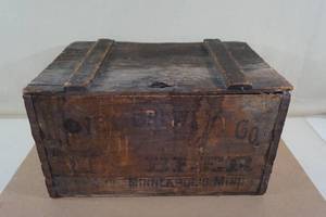 lot 127 image: Antique Gluek Brewing Company Wood Case