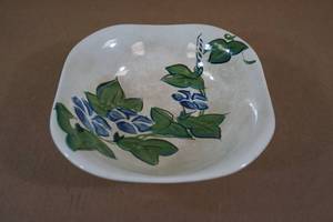 lot 145 image: Antique Red Wing Hand Painted Serving Bowl