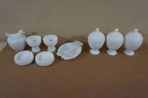 lot 157 image: Vintage Avon Milk Glass Collectibles