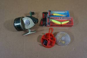 lot 226 image: Vintage Shakespeare Reel, Rapala Lures