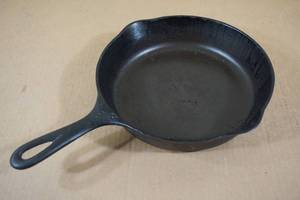 lot 237 image: Vintage Wagner Ware Cast Iron Skillet