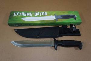 lot 250 image: NEW Extreme Gator Stainless Steel Bowie Knife