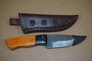 lot 255 image: NEW Handmade Damascus Style Blade Hunting Knife with Leather Sheath