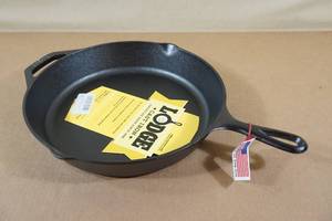 lot 26 image: Lodge 12 Cast Iron Skillet