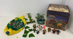 lot 25 image: Large TMNT Lot