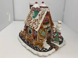 lot 26 image: Danbury Mint The Pillsbury Doughboy Christmas Cottage NIB With Light