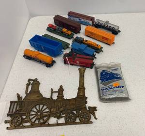 lot 43 image: Group Of HO Train cars and more