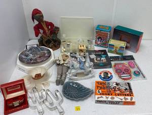 lot 77 image: Star Wars ,Political Pin And More