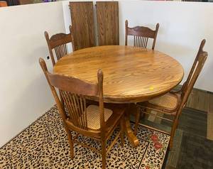 lot 81 image: Very Nice Solid Oak Table With 2 leafs And 4  Antique Chairs