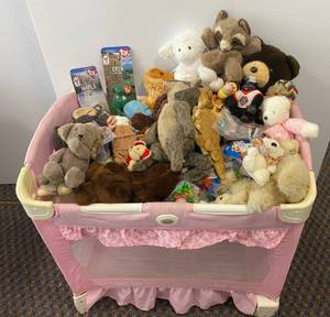 lot 97 image: Childs Pack  And Play With Beanie Babies And More.