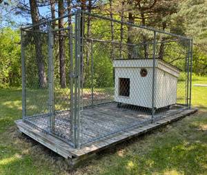 Dog Kennel Insulated dog house and wood platform