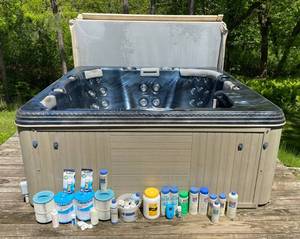 Lucite Resort Spa 6 person Spa With Chemicals And Filters