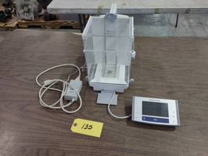 lot 135 image: Mettler Toledo XS105 Dual Range Dig...