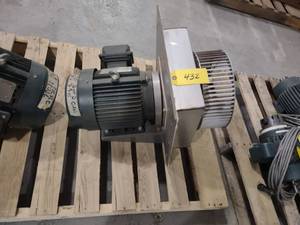 lot 432 image: Toshiba 5 hp. 230460 Volt, Three P...