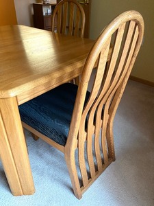 Gorgeous Dining Room Table and 6 Chairs