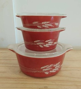 lot 9 image: Set of Three Vintage Pyrex Autumn Harvest Casserole Dishes with Lids
