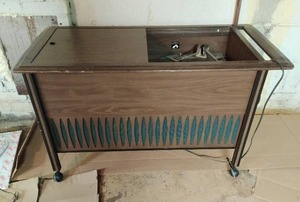 lot 346 image: MCM Victrola Record Player Console Cabinet