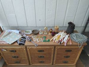 lot 405 image: Collection of Vintage Dcor