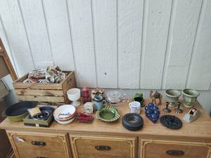 lot 406 image: Collection of Vintage Dcor