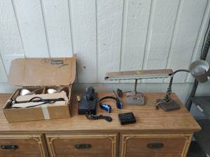 lot 409 image: Collection of Vintage Electronics