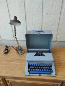 lot 417 image: Vintage Tom Thumb Typewriter & Desk Lamp