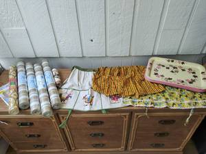 lot 419 image: Collection of Vintage Aprons, Trays, & Wall Paper