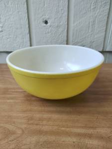lot 424 image: Vintage Yellow Pyrex Mixing Bowl